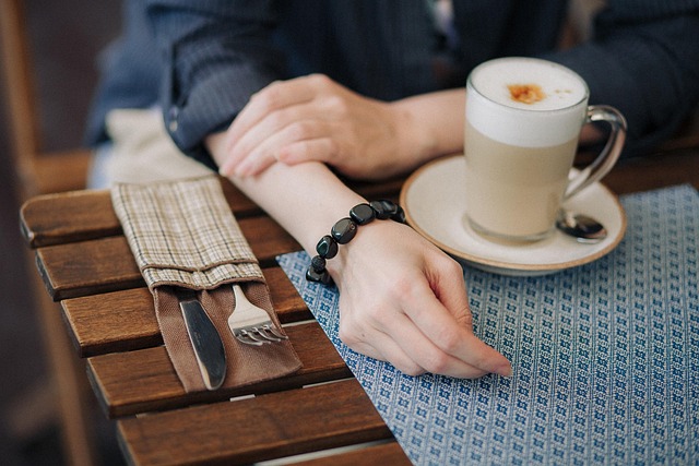 Außenansicht des Cafés bei Nacht