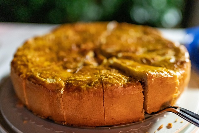 Auswahl an Kuchen und Gebäck in der Vitrine