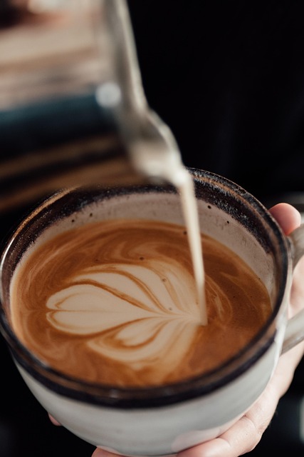 Ein Barista bereitet einen Latte Art Kaffee zu